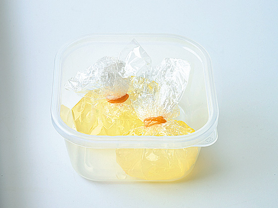 ラップで包んで保存容器に入れた卵白
