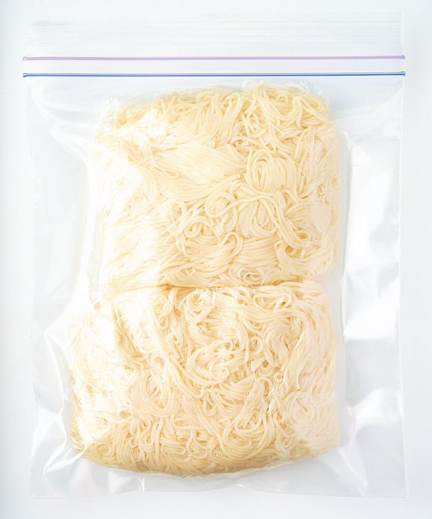 保存袋に入れたそうめん