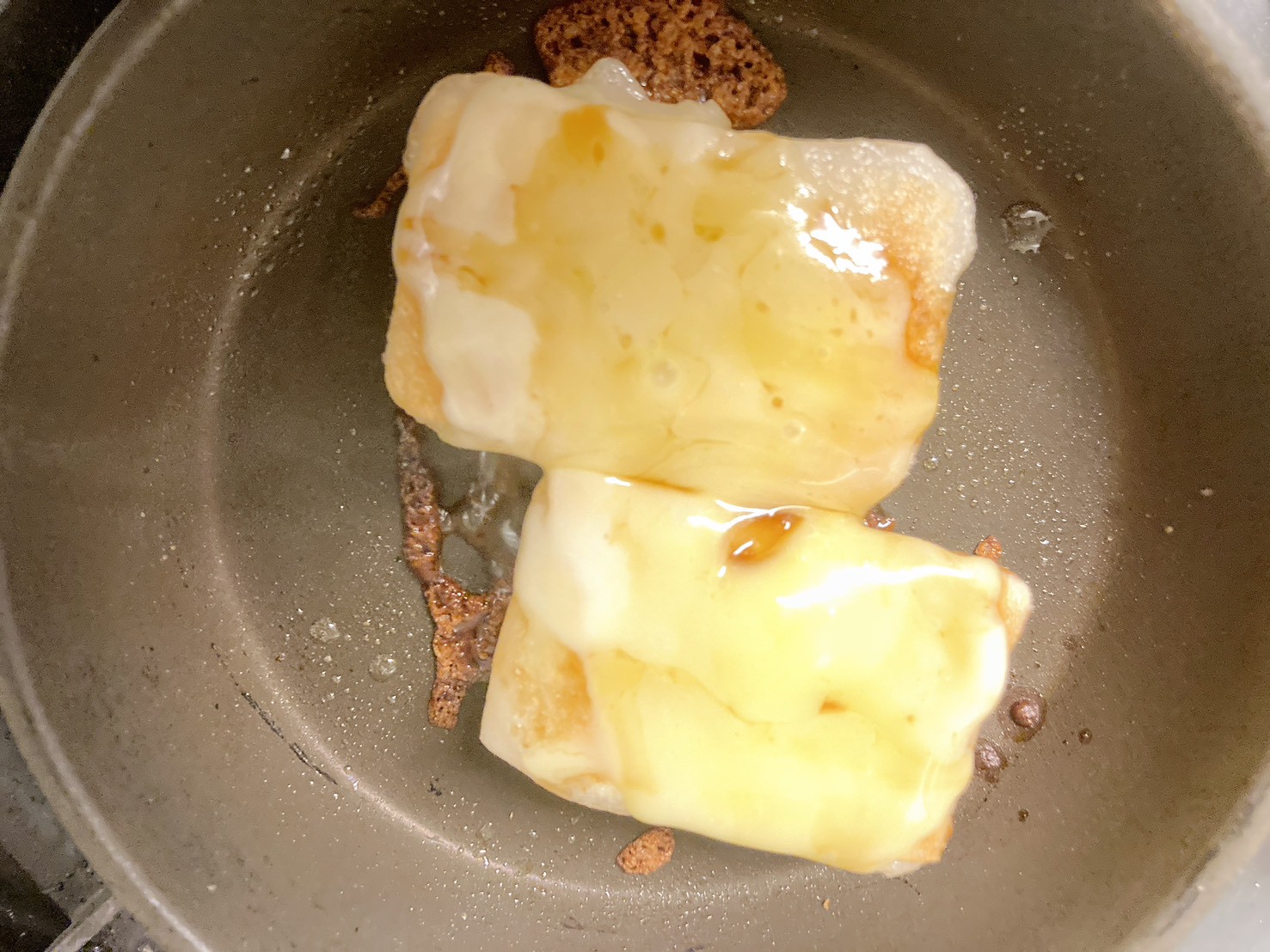 餅の上でチーズが溶ける