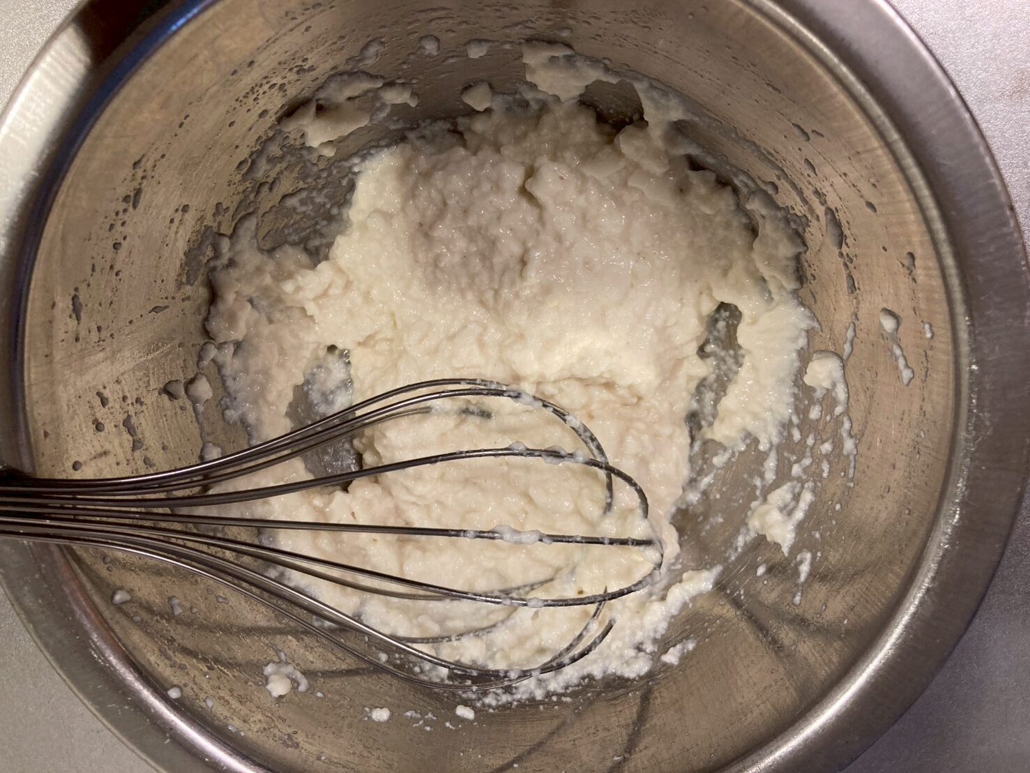 泡だて器で裏ごしされた豆腐