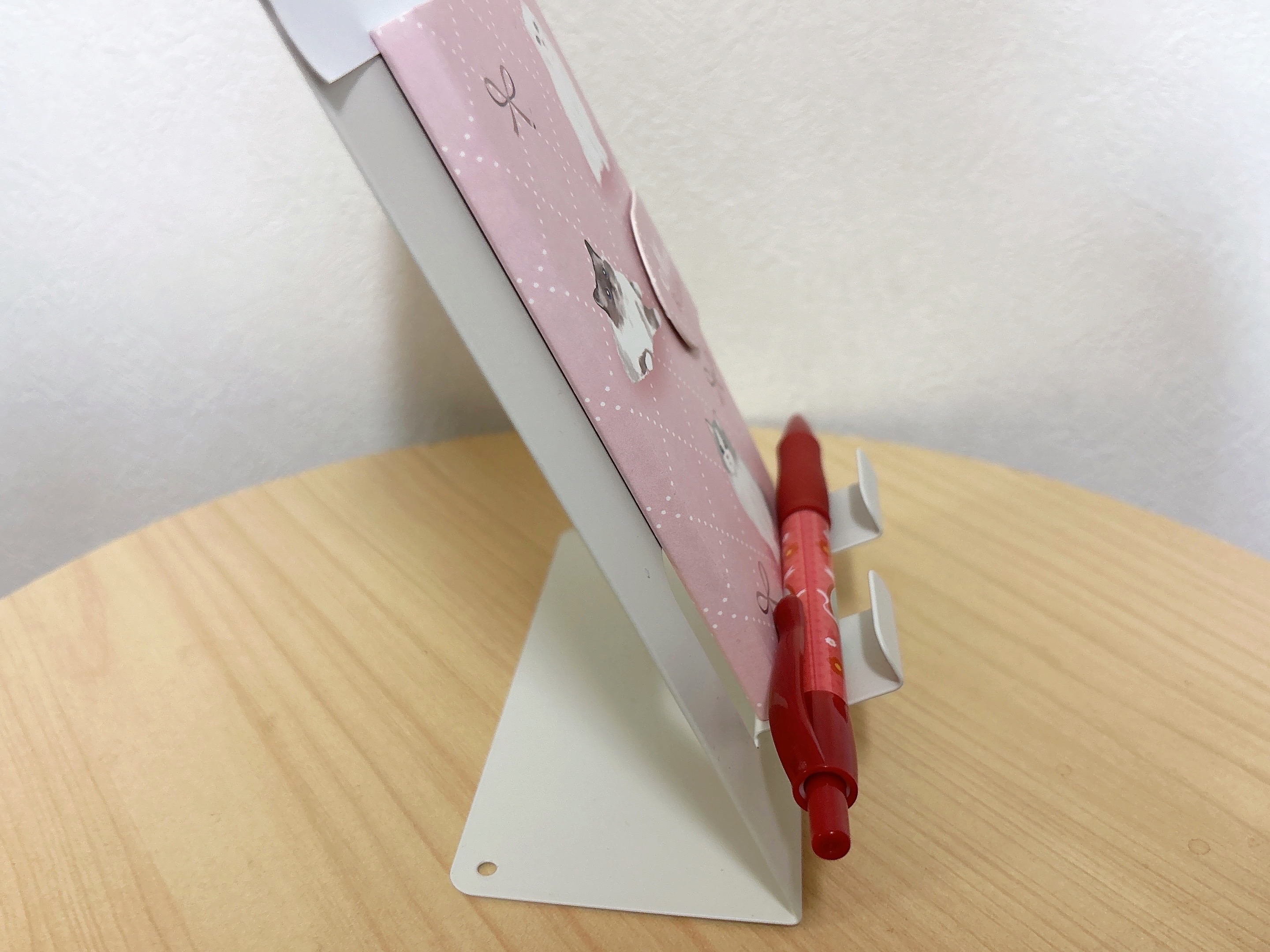 セリアスチールメモスタンドメモ帳とペンを置いている様子