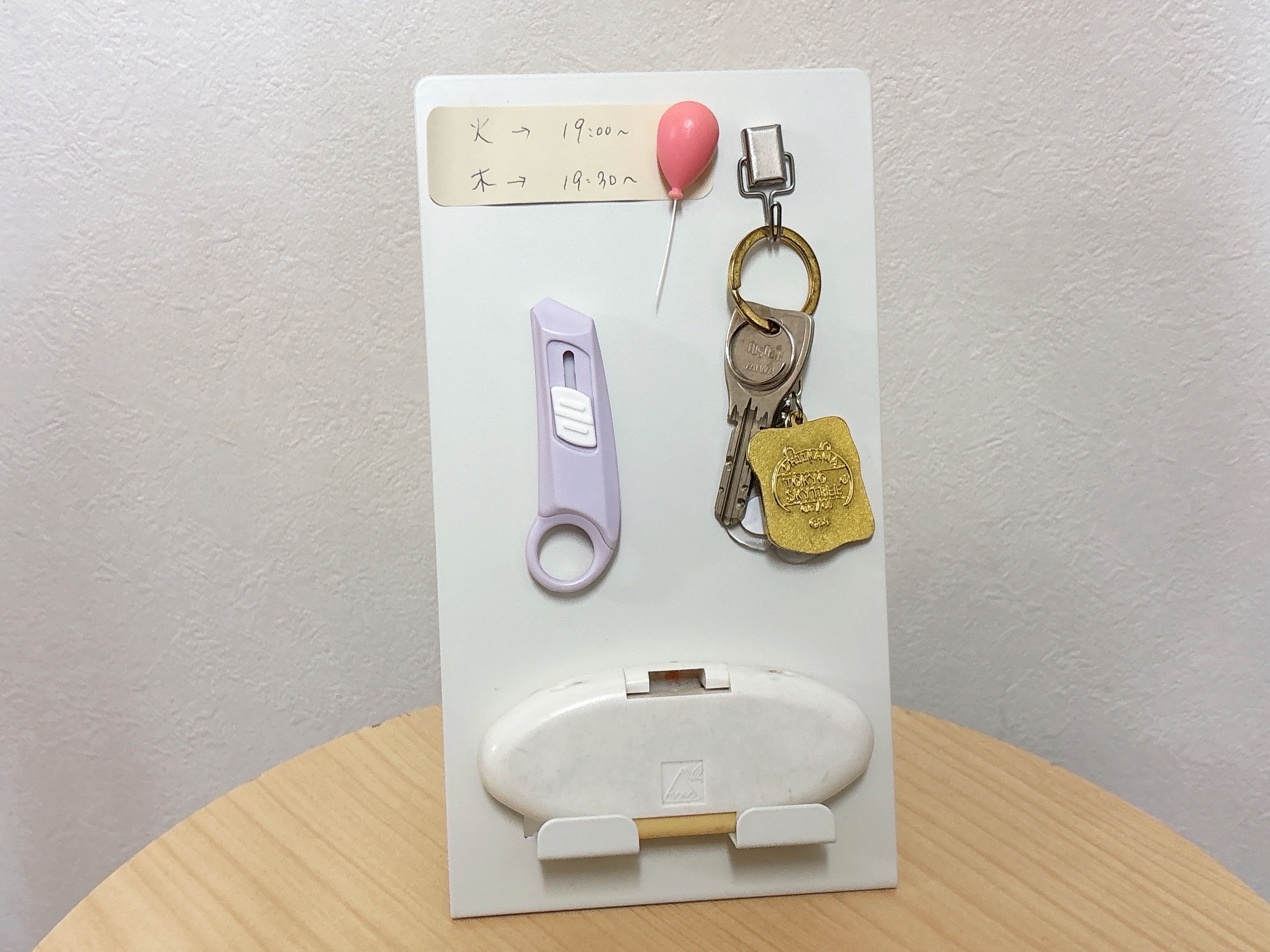 玄関に置いた時のスチールメモスタンド