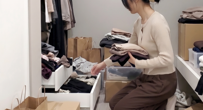 片付けや断捨離に悩む部屋の様子