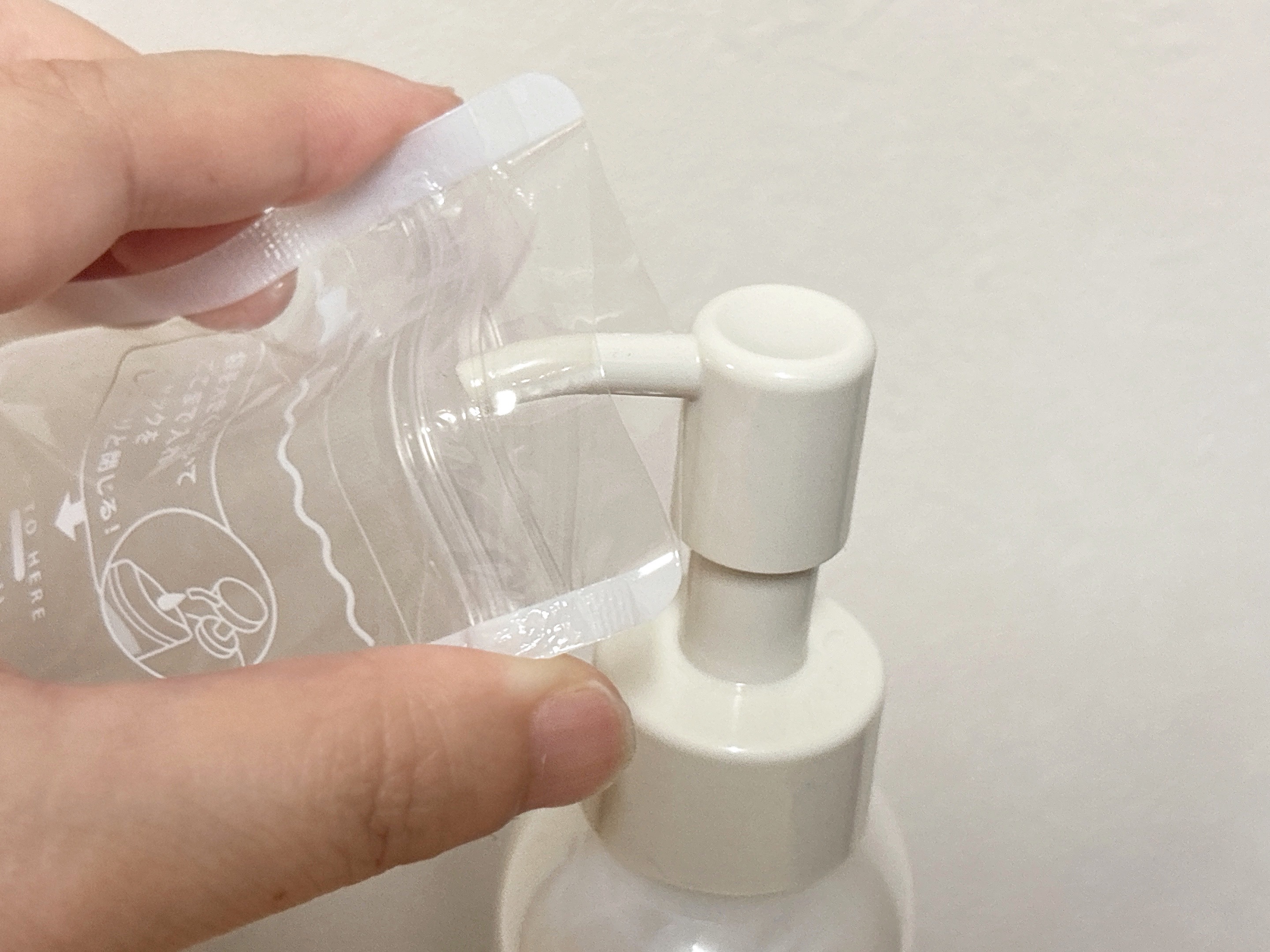 パウチに液体を入れている様子
