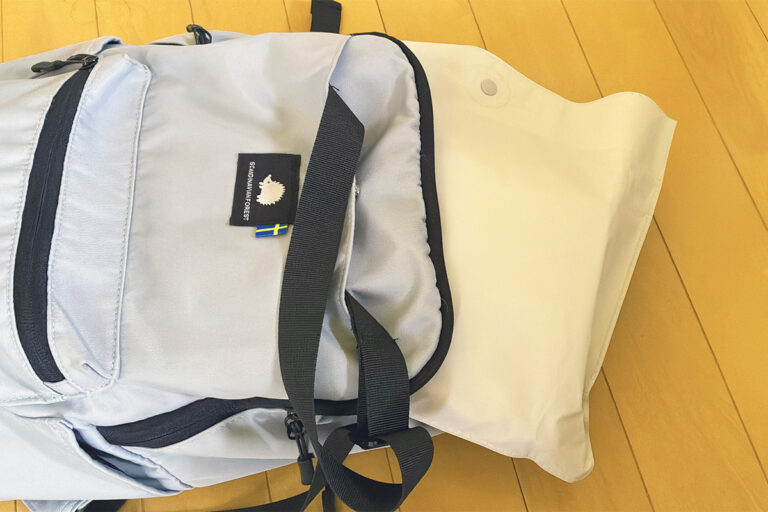 100均より無印良品で買うのが正解!夏の突然の雨や台風シーズンに備えたいレインコート