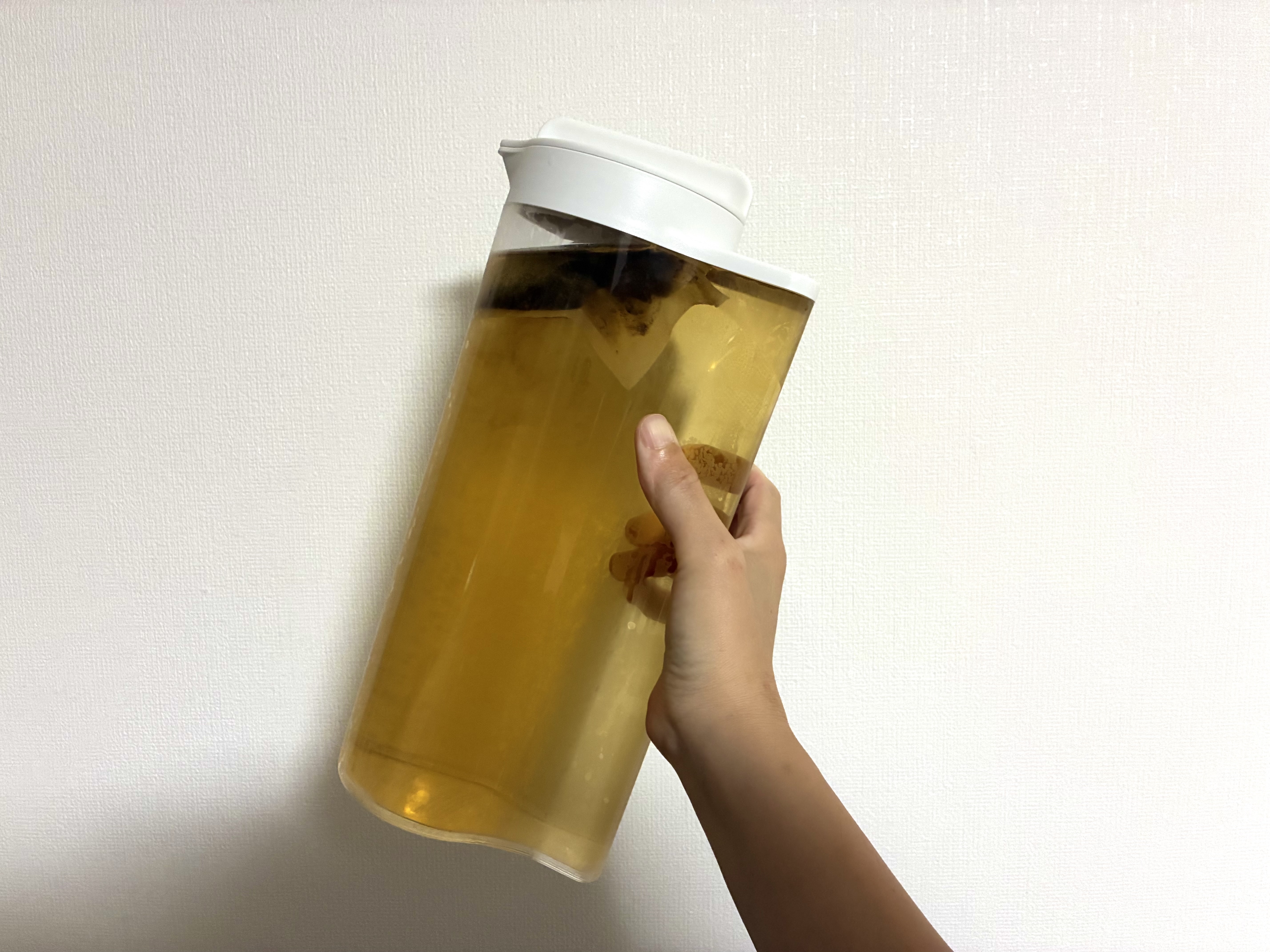 冷水筒に入れた水出し麦茶