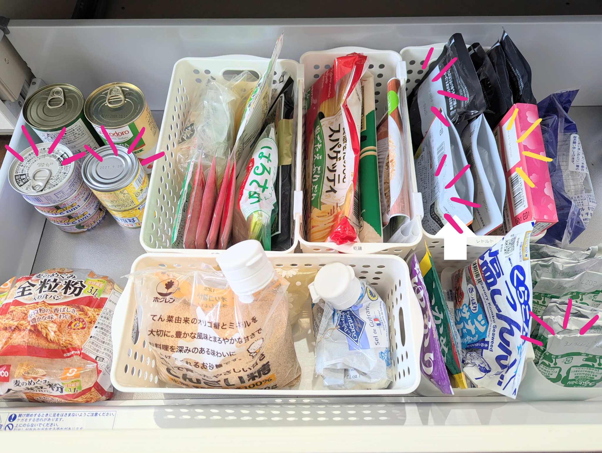 キッチンシンク下引き出しのローリングストック収納