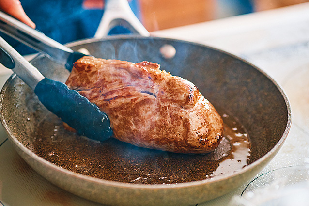 豚肉をフライパンで焼いている様子