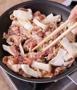 豚肉とエリンギを炒めている様子
