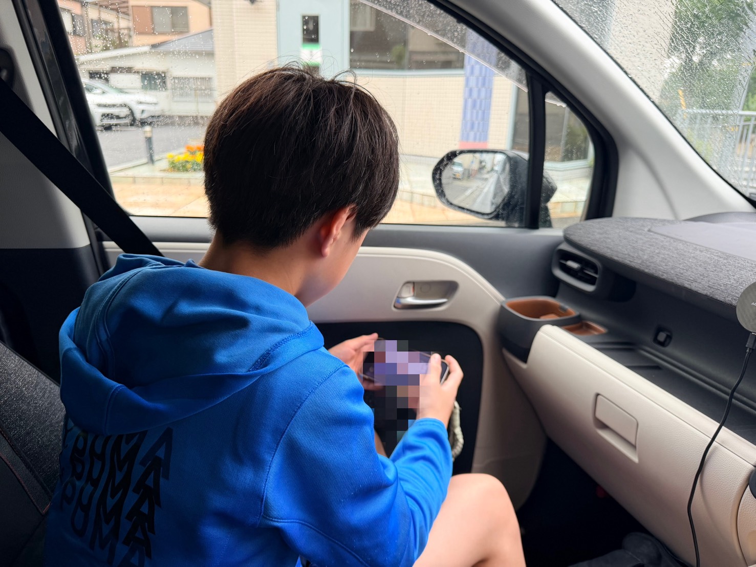 スマホをいじる子ども