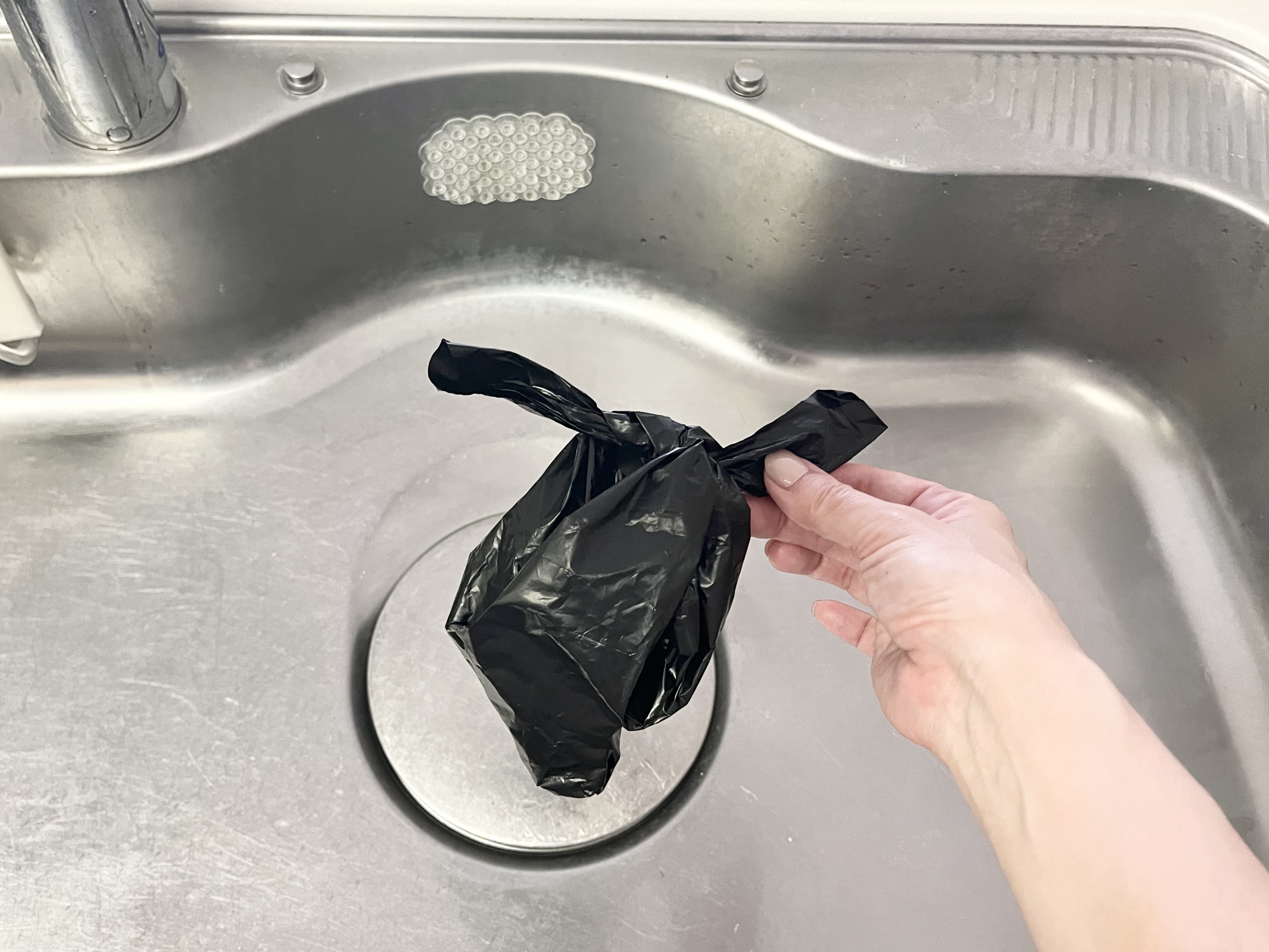 3COINSの「手袋型厚手ゴミ袋」の使用画像