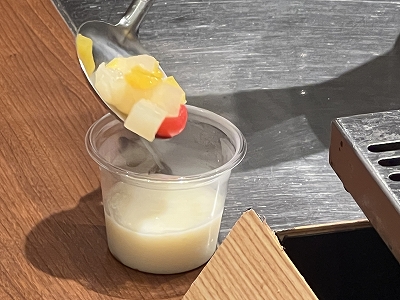 うどんプリンにフルーツカクテルをのせる