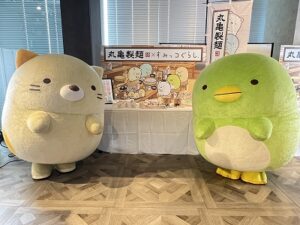 【丸亀製麺】まさかの新作スイーツ「うどんプリン」が登場！大注目の「すみっコぐらし」コラボも徹底レポ