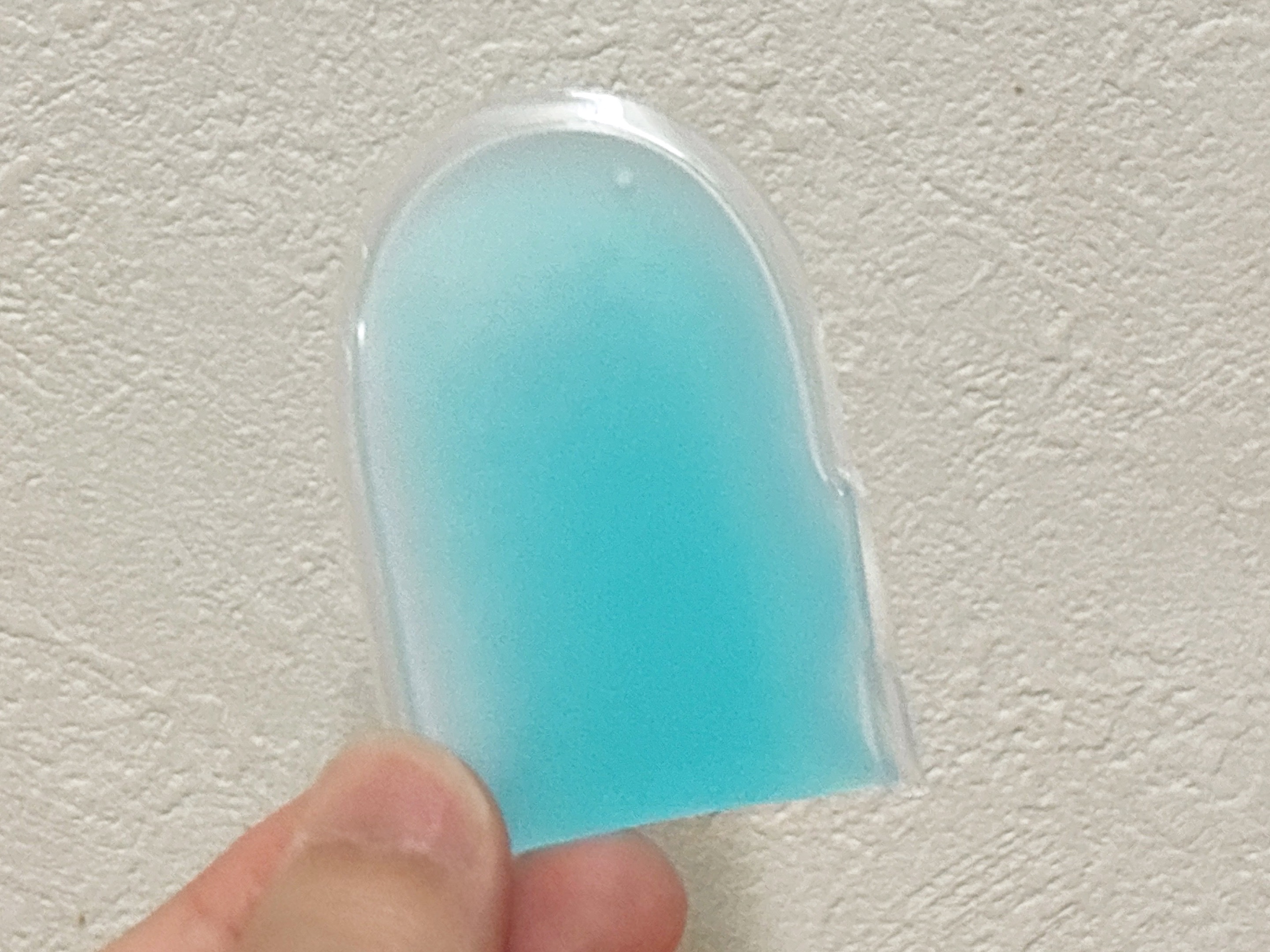 セリアのクールフィンガーを持っている様子