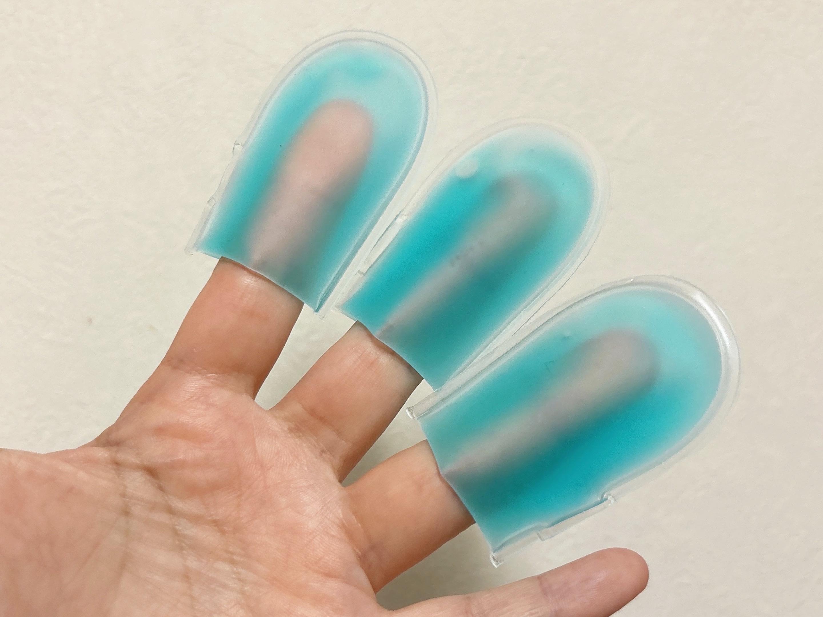 クールフィンガーを指につけている様子