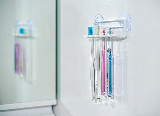 歯ブラシ専用のホルダーを壁に取り付け
