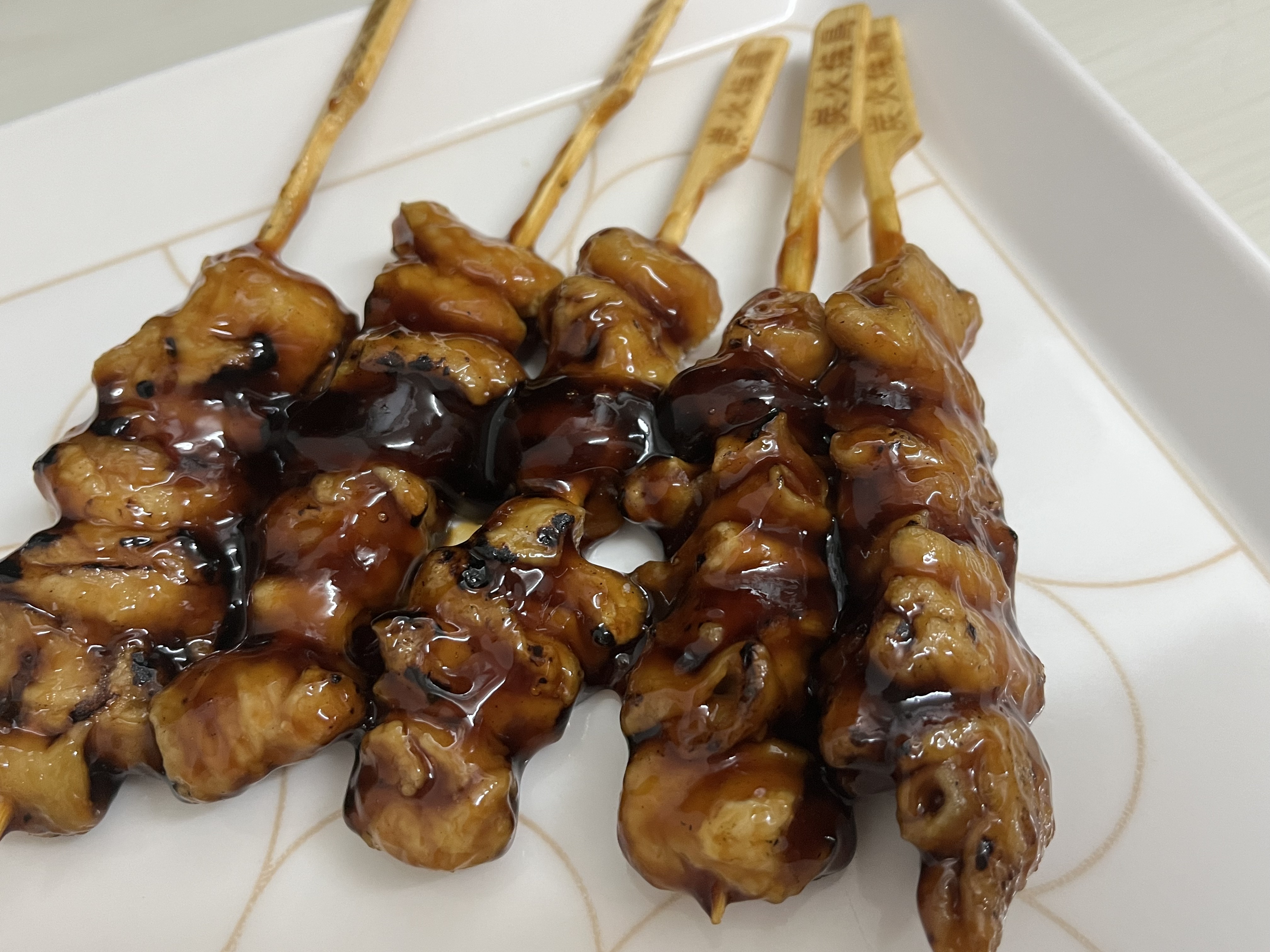 炭火焼とり もも串(タレ) 盛り付け後