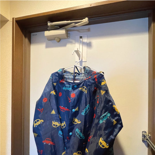 フックにレインコートをかける