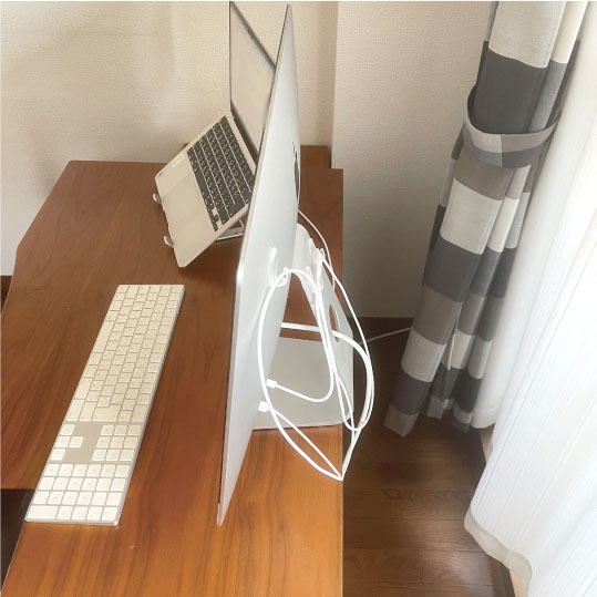 パソコンの裏にコードを引っかける