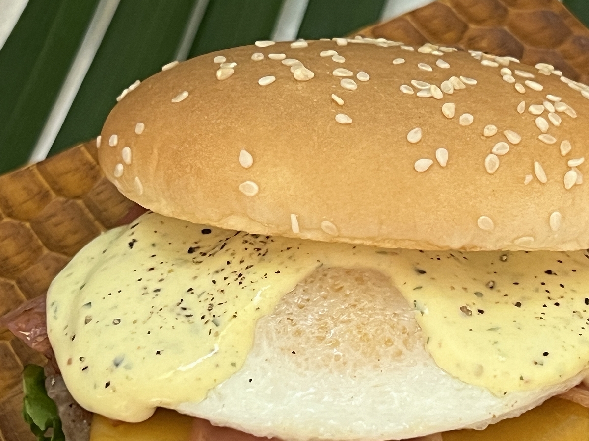 ハーブ入りのオランデーズソース