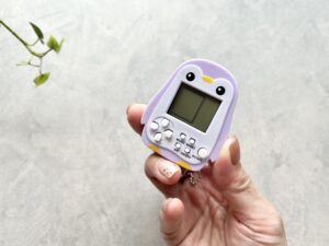 【ダイソー】待ち時間の退屈しのぎに大活躍！大人も子どももハマる小型液晶ペンギンゲーム