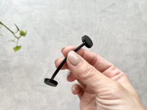 【ダイソー】まとめると浮かせ収納が同時に叶う！110円で買える不思議な形のフックが優秀
