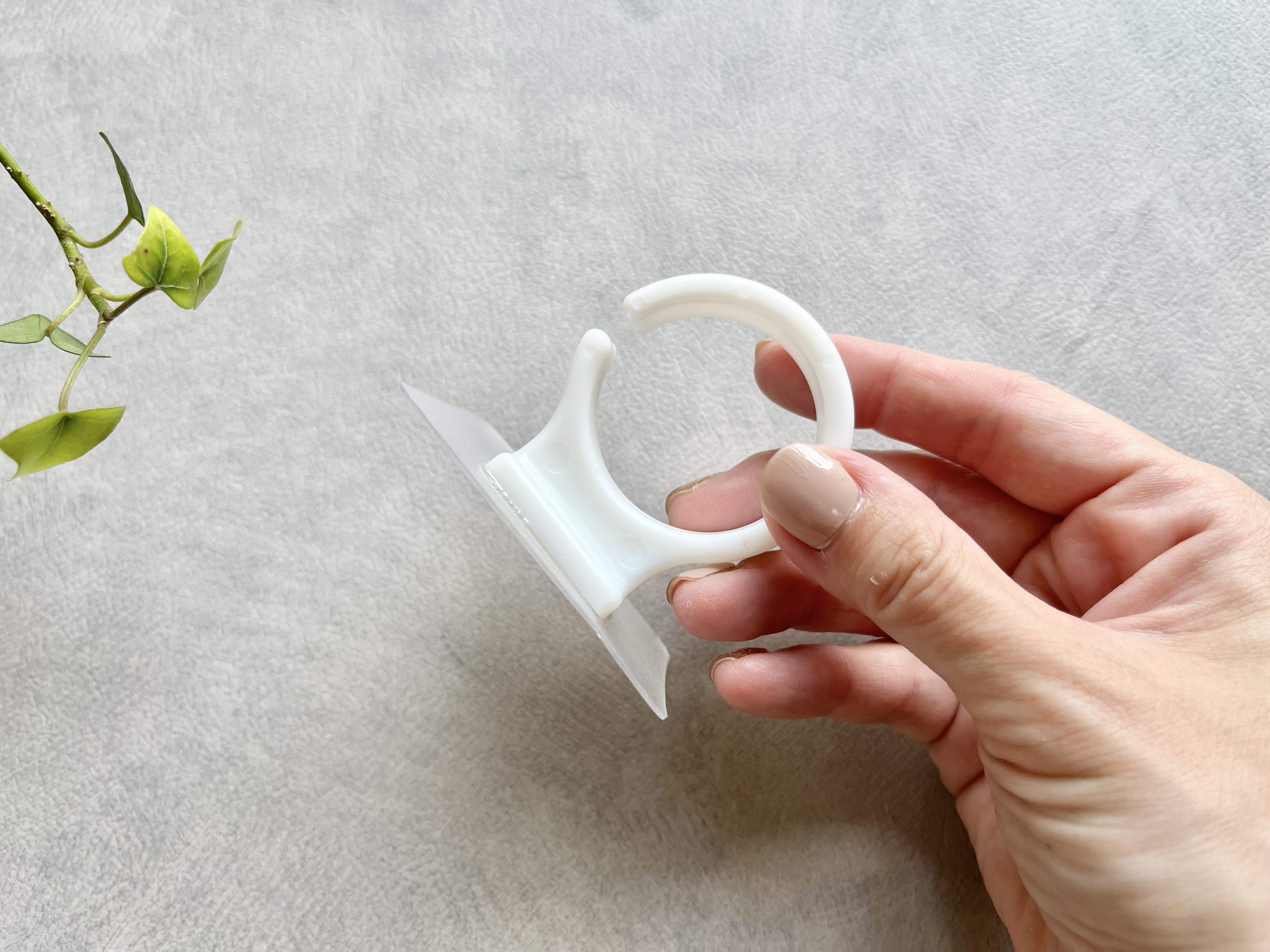 セリアの「粘着シート ハンディファンホルダー」の商品画像