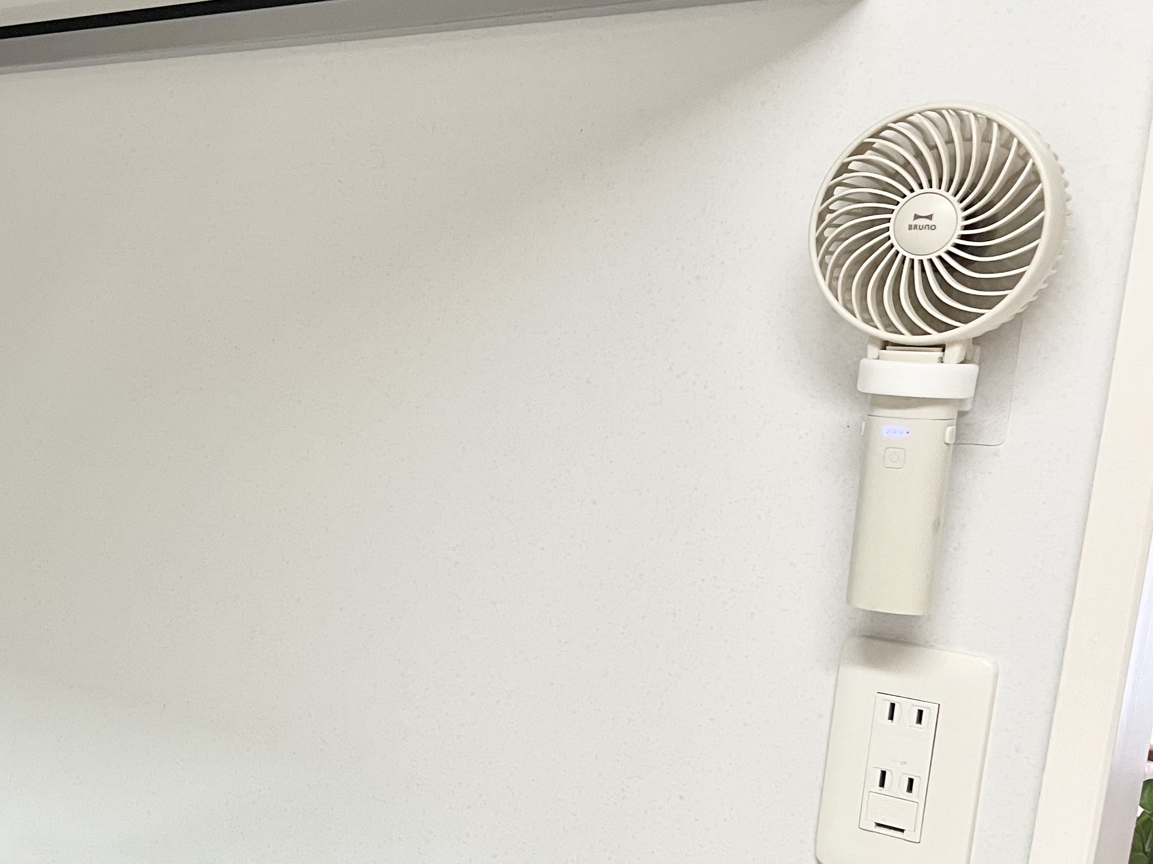 セリアの「粘着シート ハンディファンホルダー」の使用画像