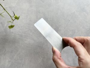 「ただのプレートじゃなかった！」調理中の置き場所問題を解決！セリアのキッチンアイテムが優秀すぎる