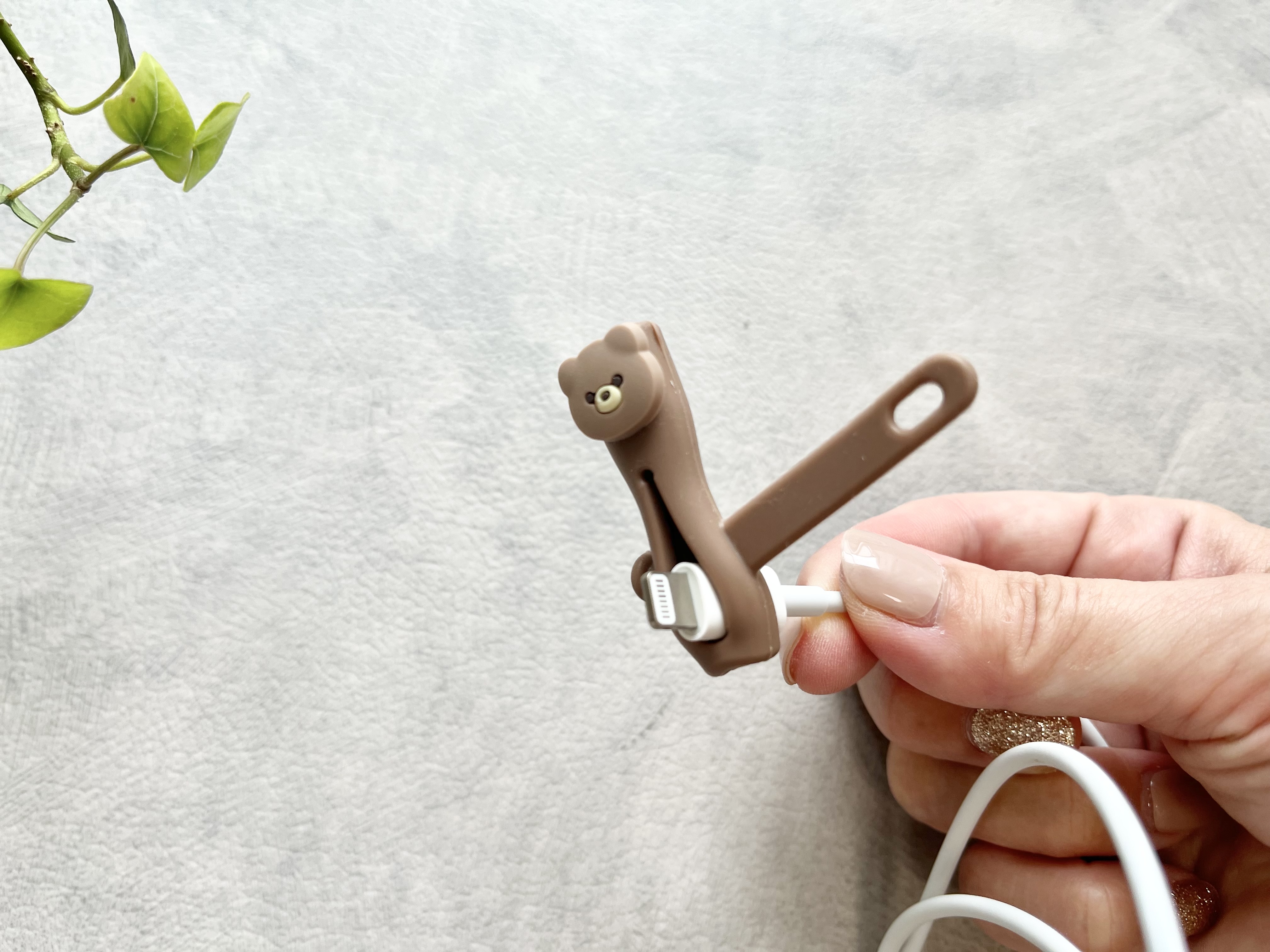 セリアの「スマホケーブルカバークリップ クマ」の使用画像
