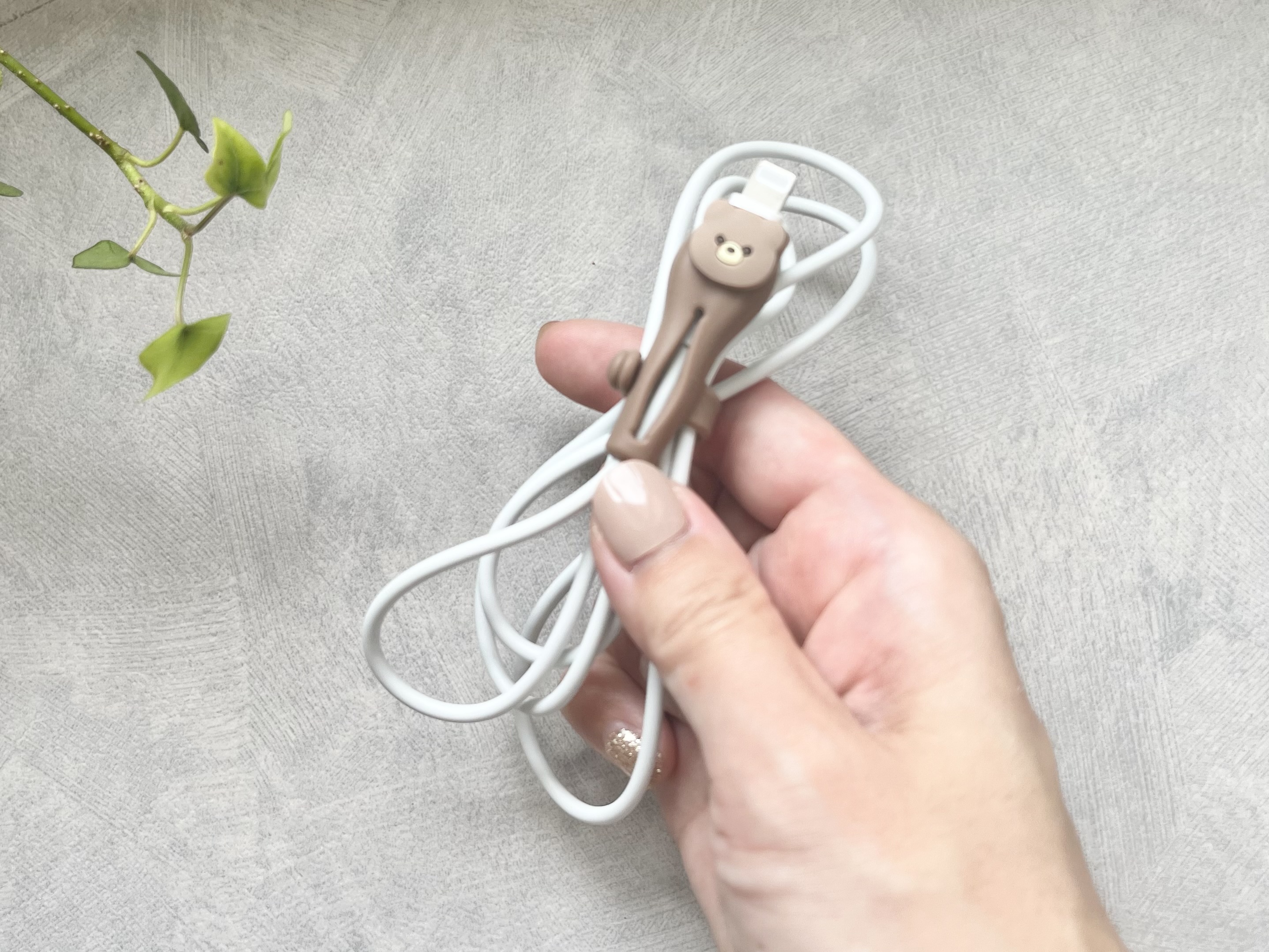 セリアの「スマホケーブルカバークリップ クマ」の使用画像