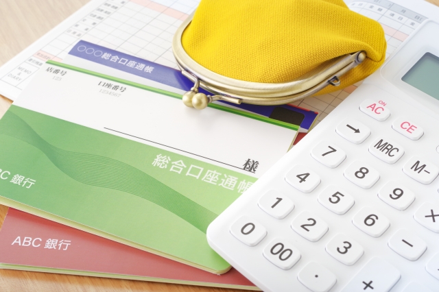 財布、銀行通帳、電卓の図
