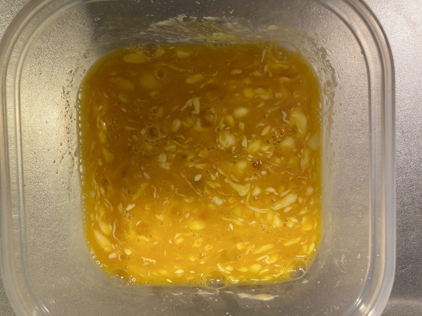 タッパーに入った卵液