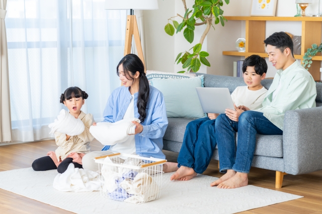 リビングで団欒する4人家族