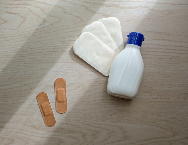 ばんそうこうと消毒薬