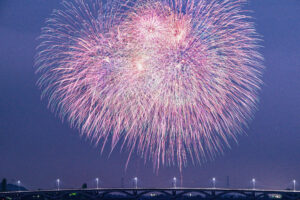 【2026年8月】夜空を彩る圧倒的スケール！千葉で開催される1万発以上の大規模花火大会4選