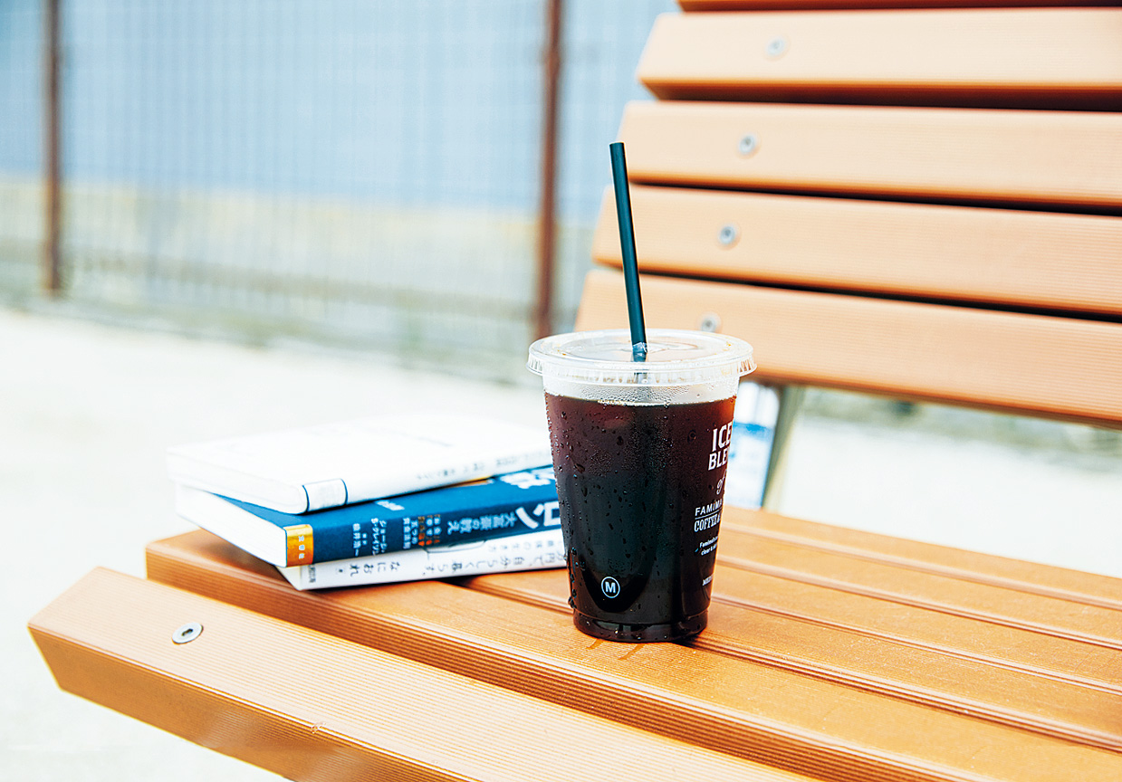 ベンチに置いてあるコーヒー