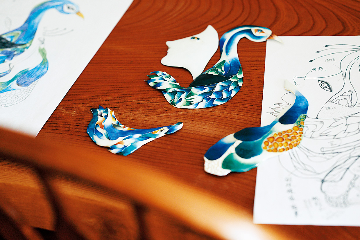七宝焼きを製作している様子
