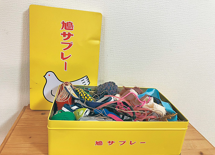 リボンが入った菓子缶