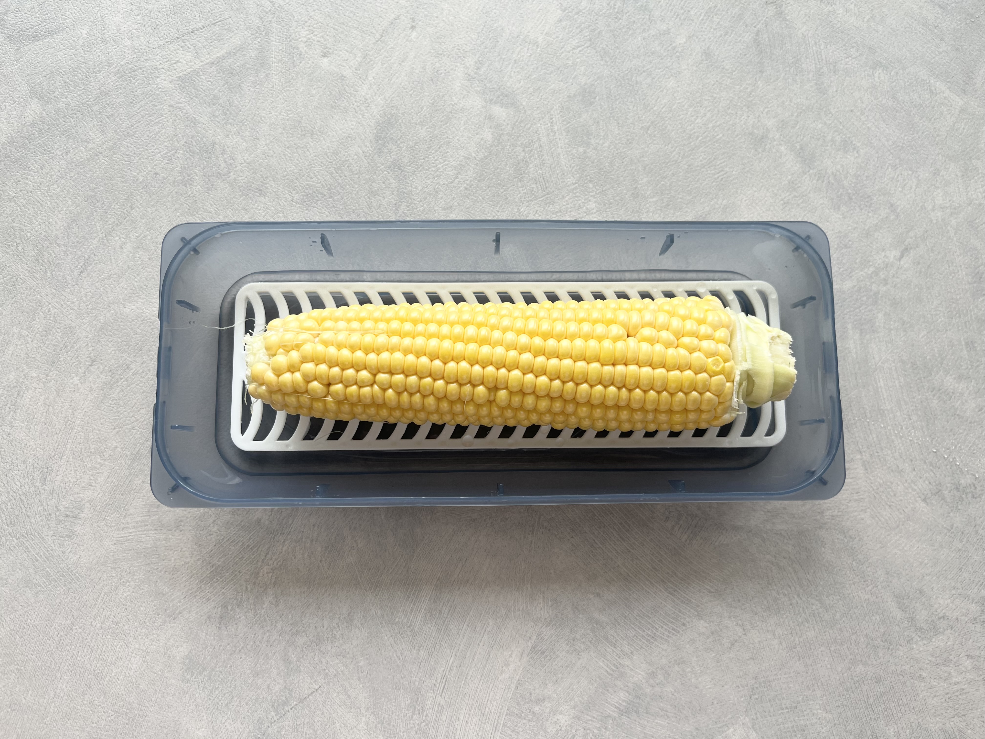 ダイソーの「電子レンジ調理器 とうもろこし・さつまいも」の使用画像