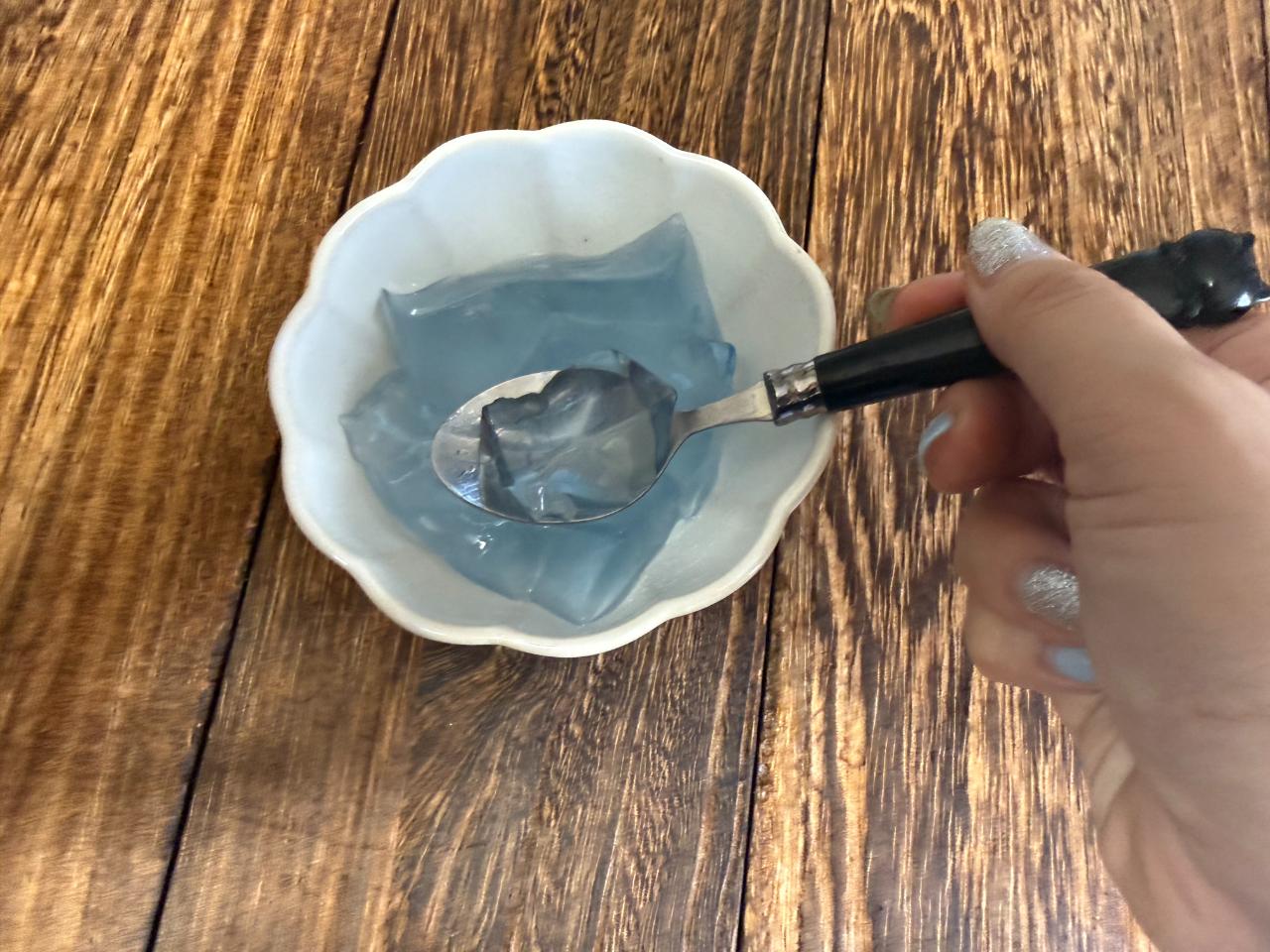 サイダーゼリーをスプーンですくっている様子
