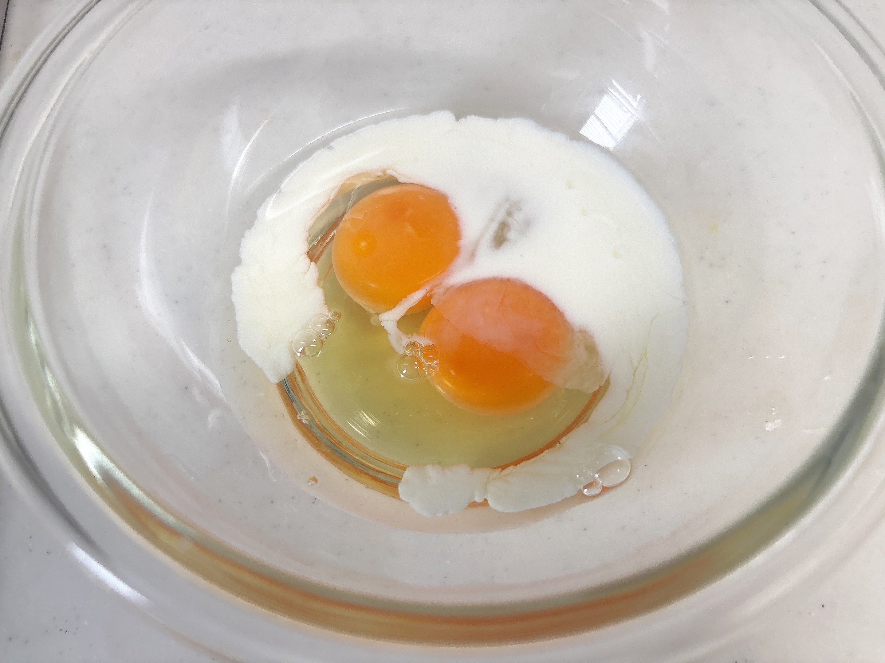 ボウルに卵2個・牛乳を入れた様子