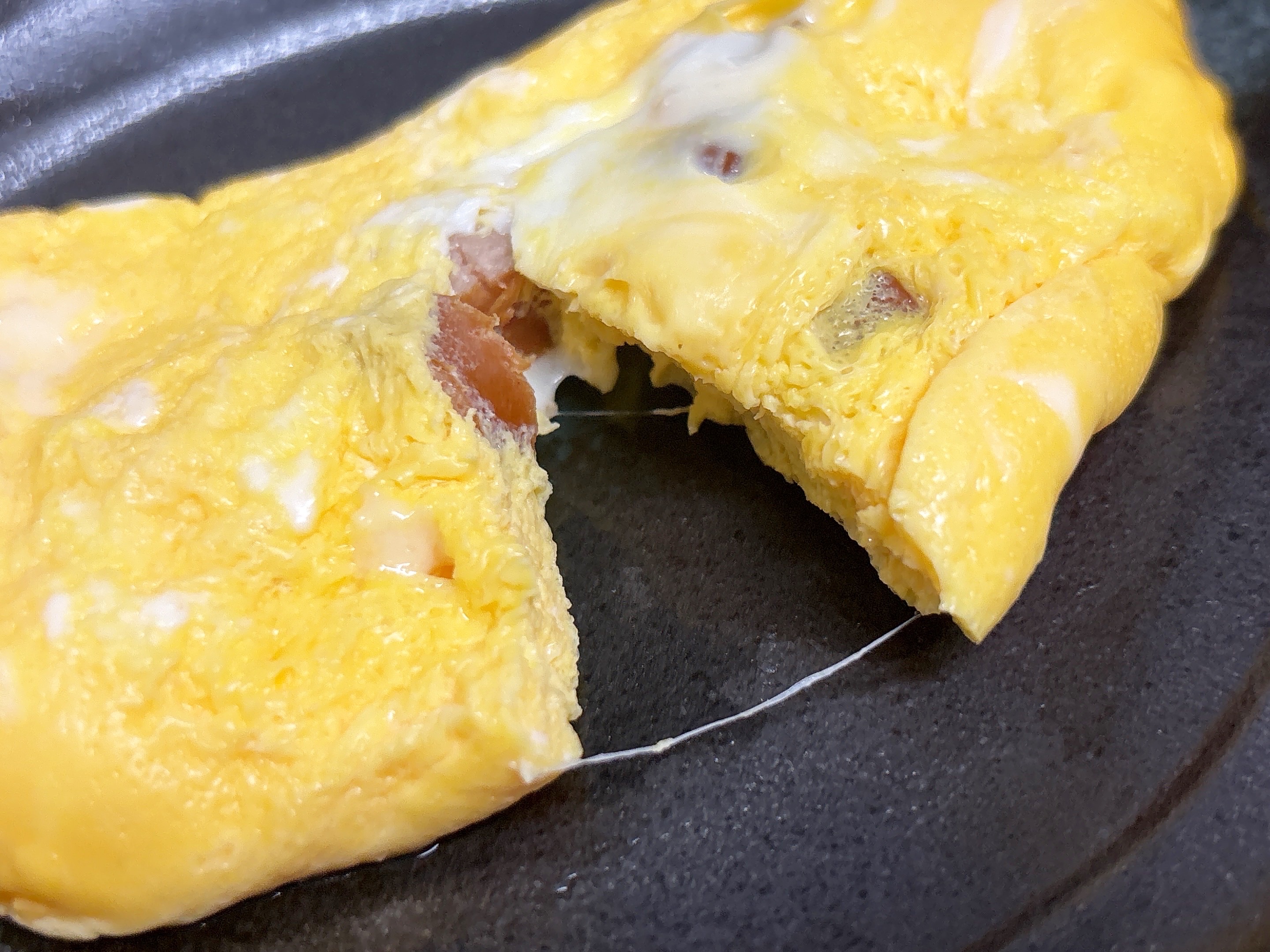 ウィンナーとチーズを入れたオムレツ