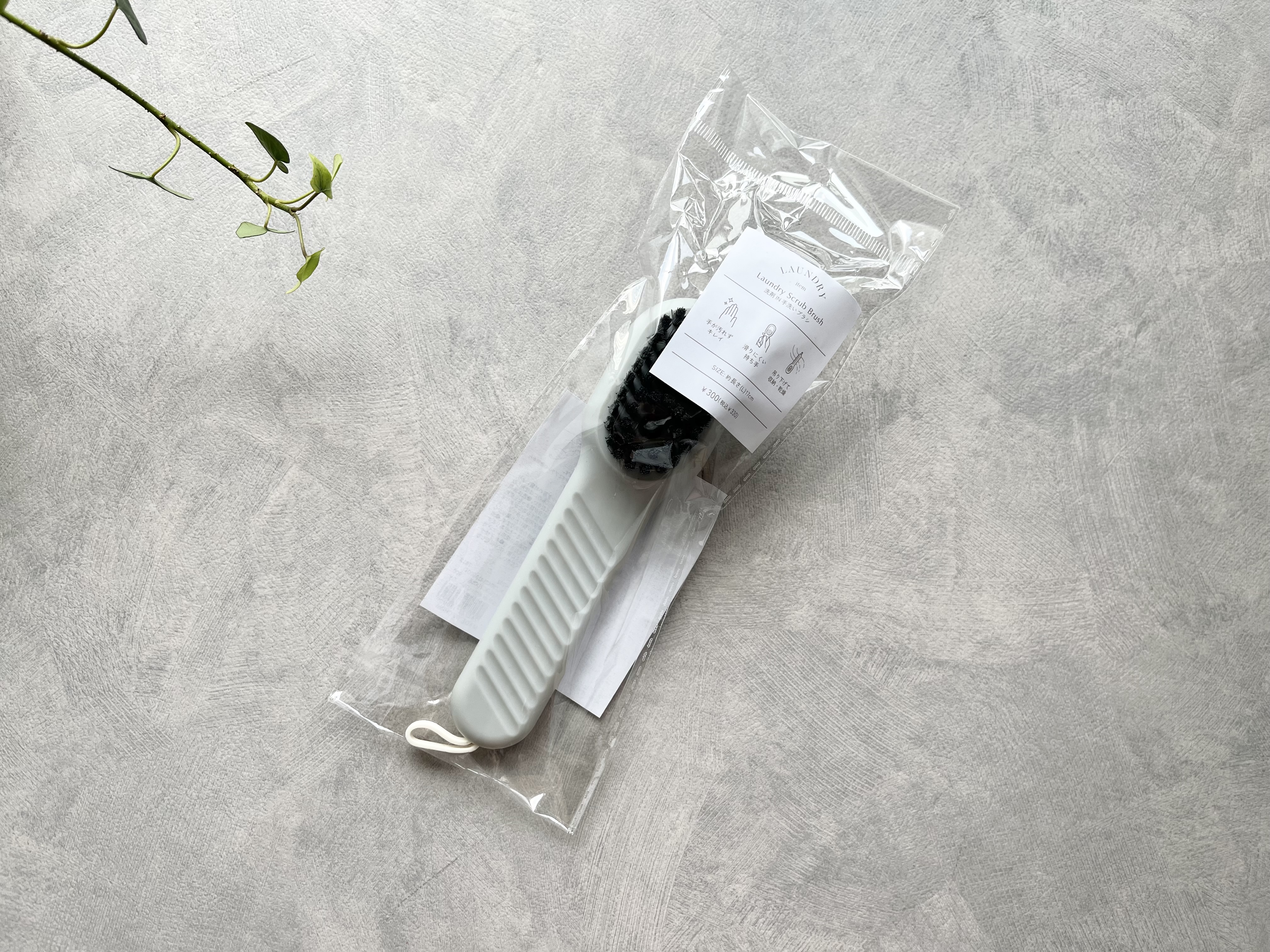 3COINSの「洗剤IN手洗いブラシ」の商品画像