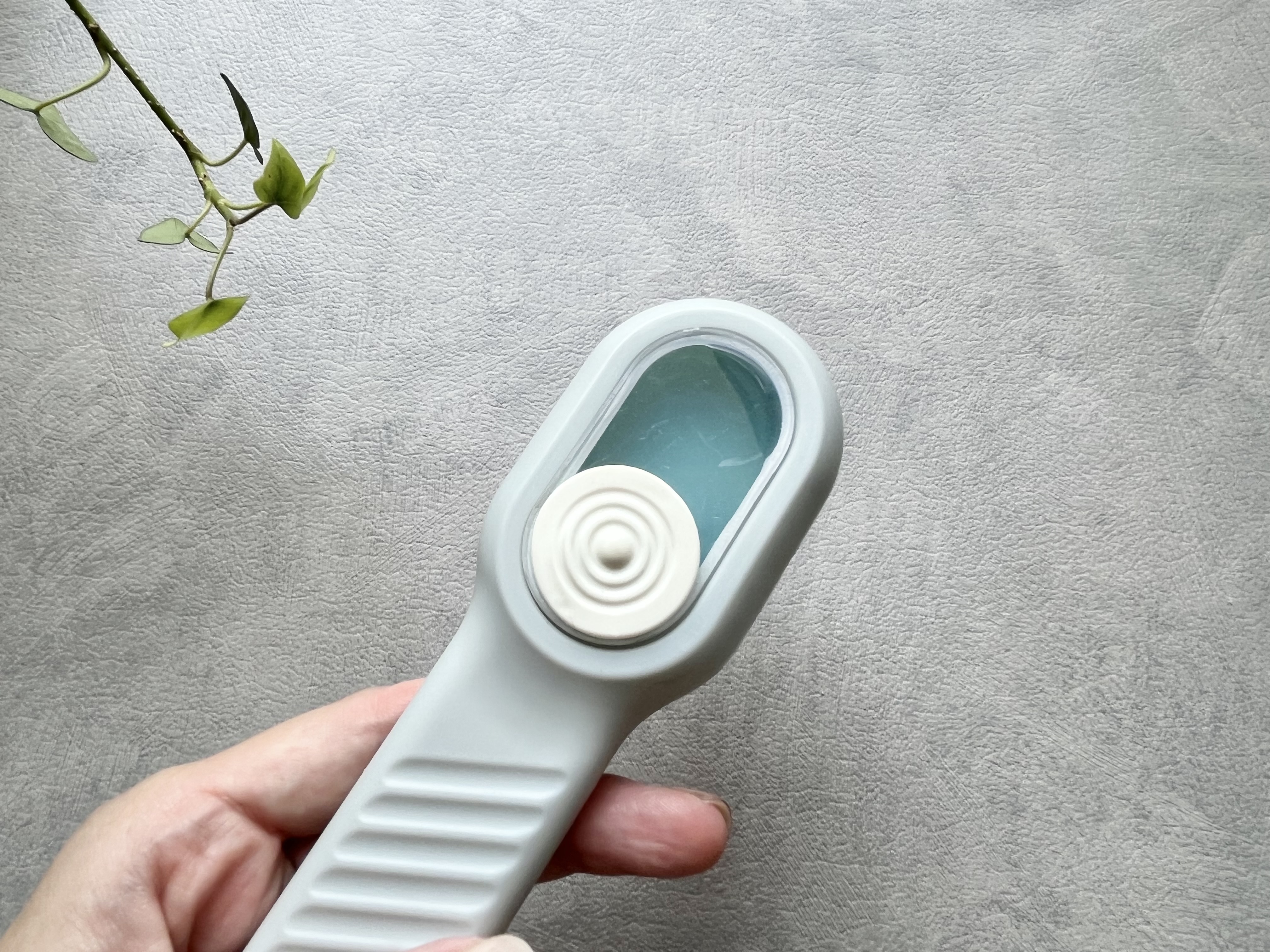 3COINSの「洗剤IN手洗いブラシ」の使用画像