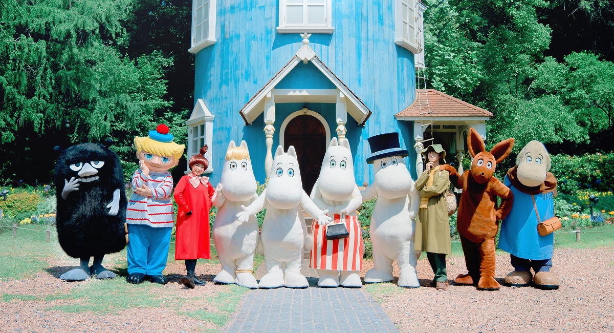 ムーミン屋敷の前にキャラクターが集合