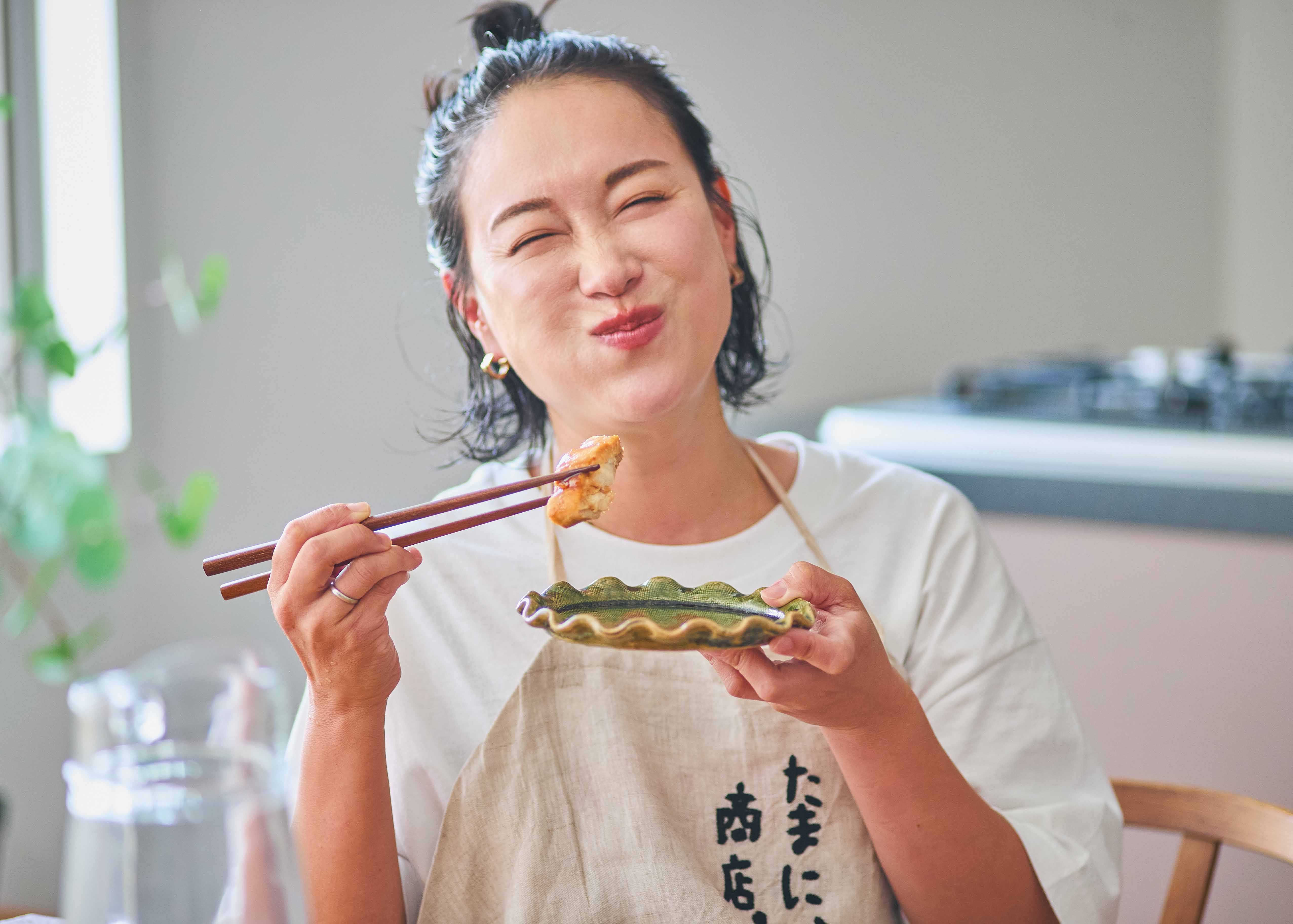 できあがった甘旨チキンを味わう石岡真実さん