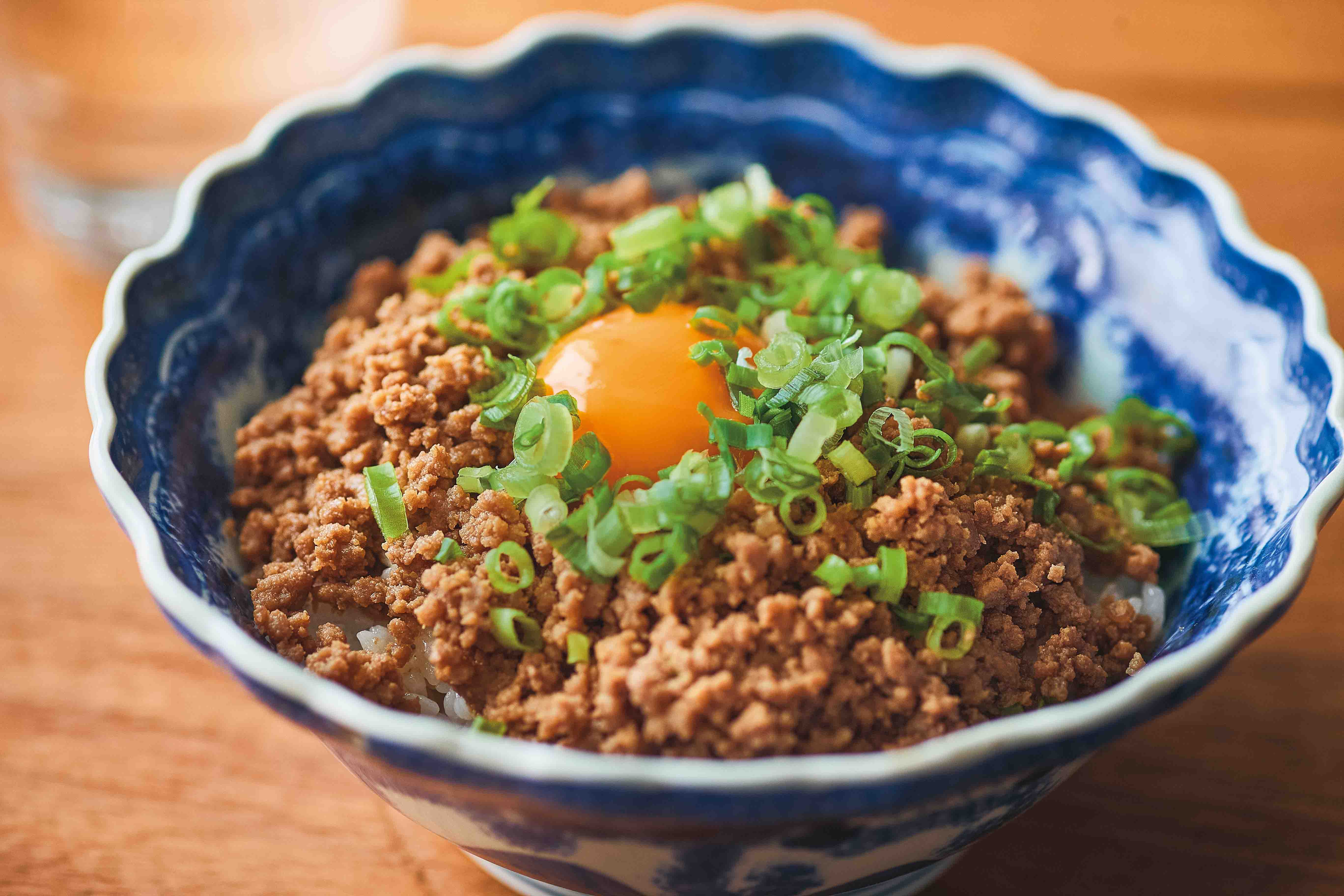 エバラ「すき焼のたれ」で作ったそぼろ丼に卵黄と小ねぎをのせたどんぶり