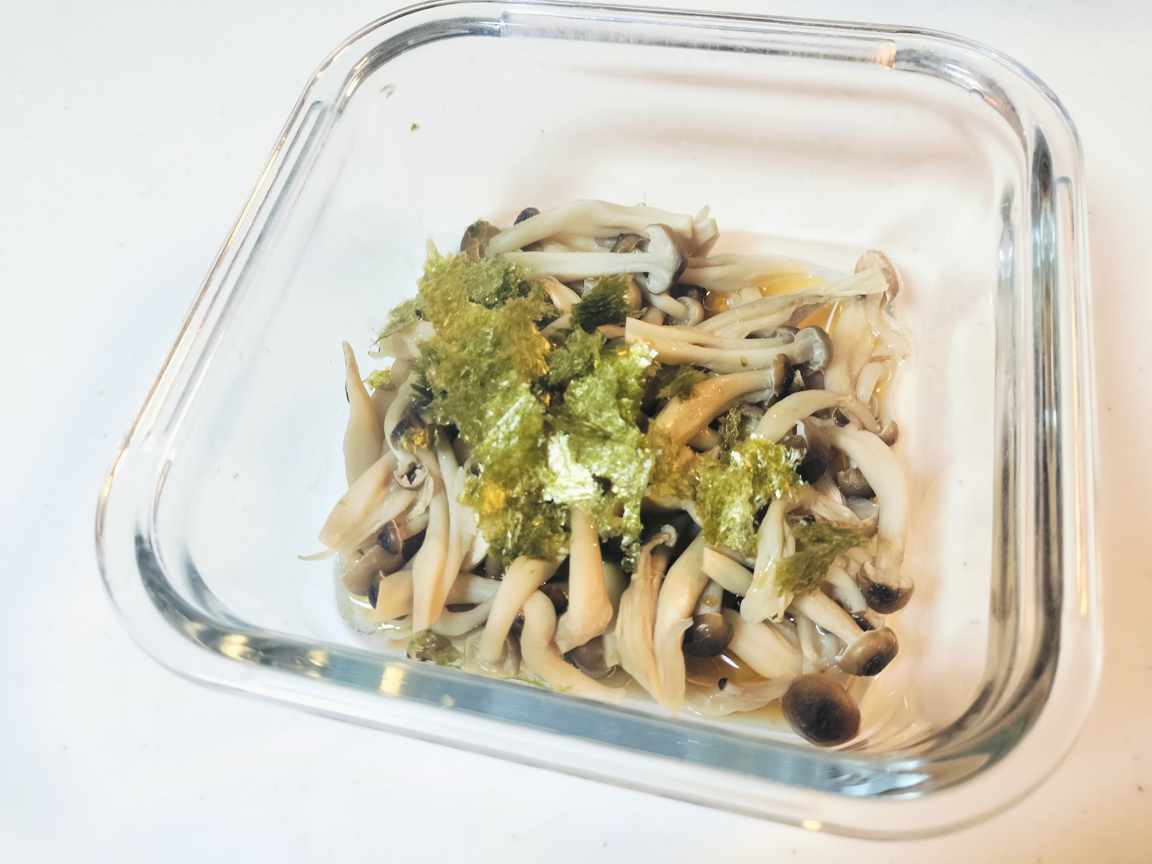 しめじに海苔をかけたもの