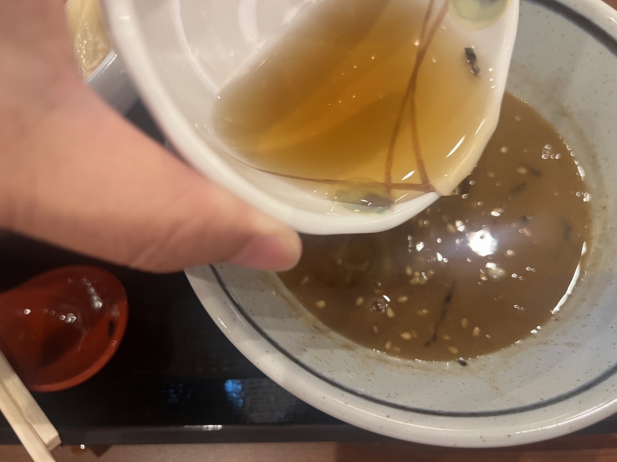 濃厚魚介つけ汁をかけだしで割っているところ